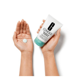 Clinique – Blackhead Solutions – Nettoyant Exfoliant Anti-Points Noirs